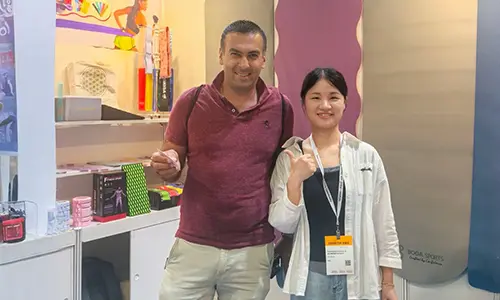 I tappetini per lo yoga diventano il fulcro e una nuova tendenza verso una vita sana sta guadagnando popolarità.